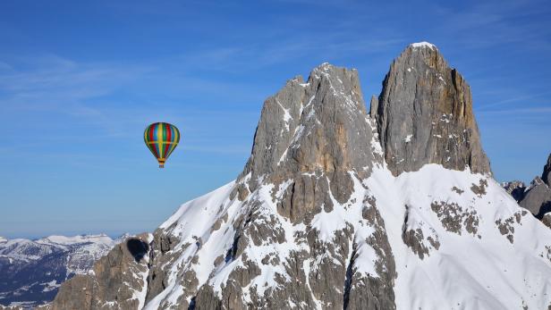 Heißluftballon über Bischofsmütze im Winter