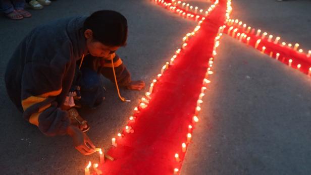 Weltweit finden rund um den Welt-Aids-Tag am 1.12. Aktionen statt, die Bewusstsein für einen Umgang mit HIV-Infizierten ohne Stigmatisierung schaffen sollen, wie hier in Kathmandu in Indien.