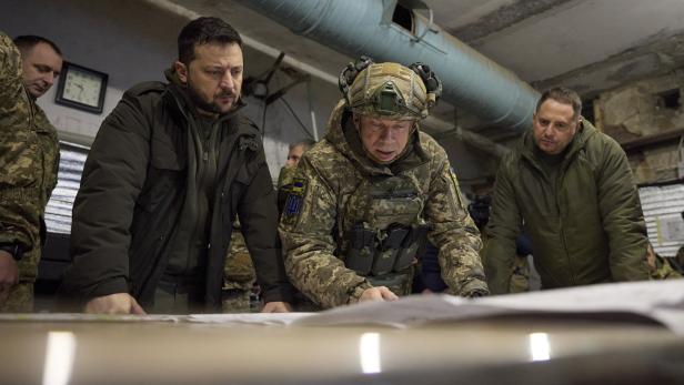 Der ukrainische Präsident Wolodymyr Selenskij ist ins Frontgebiet im Gebiet Charkiw in der Ostukraine gereist.