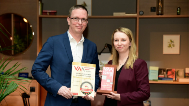 Awardverleihung: Christian Wagner, Leitung Produktmanagement, (li.) und Nicole Sommeregger, Leitung Marketing