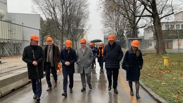 Bürgermeister Ludwig mit EU-Komissar N. Schmit und Mitarbeitern beim Besuch der Großwärmepumpe von Wien Energie