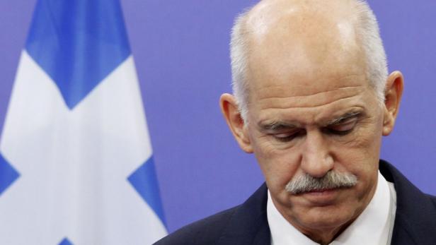 Papandreou steht mit dem Rücken zur Wand