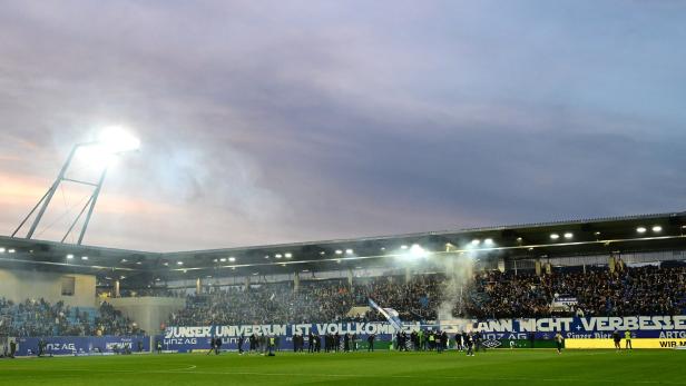 Fans räumen Fußballplatz - in Linz kann heute gespielt werden