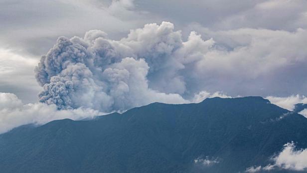 Dichte Rauchschwaden über dem Vulkan Marapi