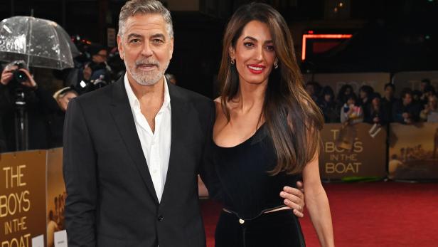  Verliebter Auftritt in London, bei dem George Clooney für Amal den Retter spielte