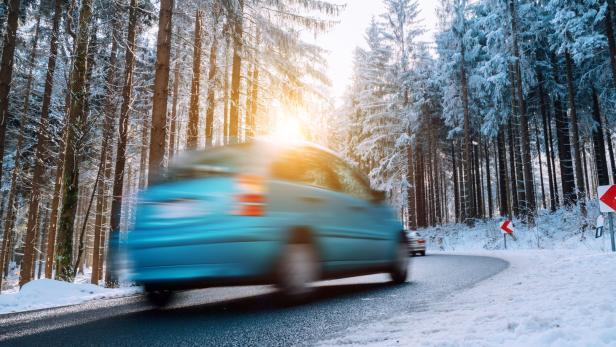 Fahren auf Schnee und Eis: Was Autofahrer jetzt wissen müssen