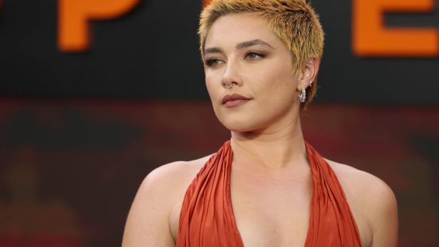 Schock-Moment auf der Bühne: Florence Pugh von Gegenstand im Gesicht getroffen