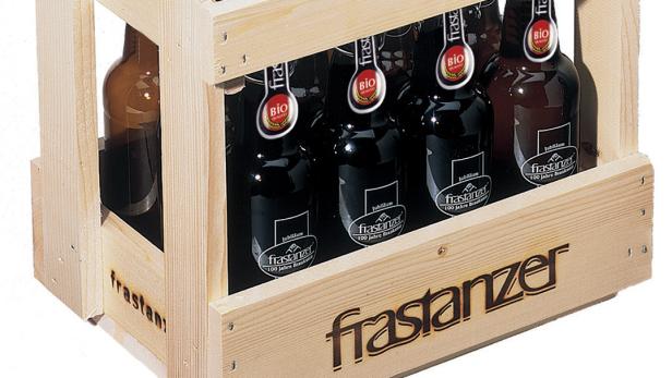 Ein Holzkasten mit Bierflaschen der Marke Frastanzer, die mit dem Bio-Siegel versehen sind.