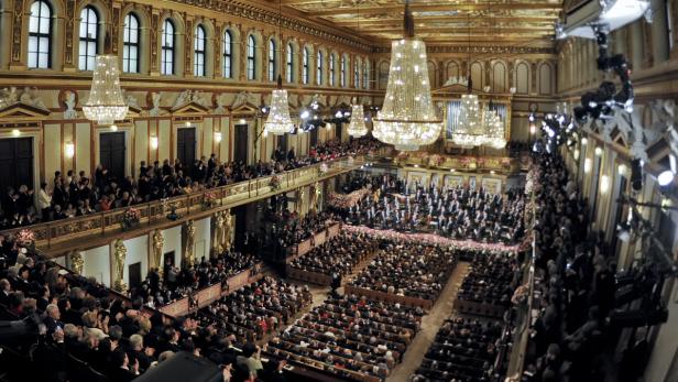 Blick in einen opulenten Konzertsaal mit Publikum und Orchester.