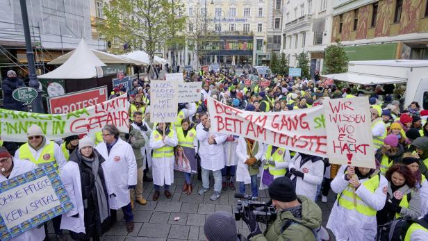 Spitalsärzte bei einem Protestmarsch in der Wiener Innestadt