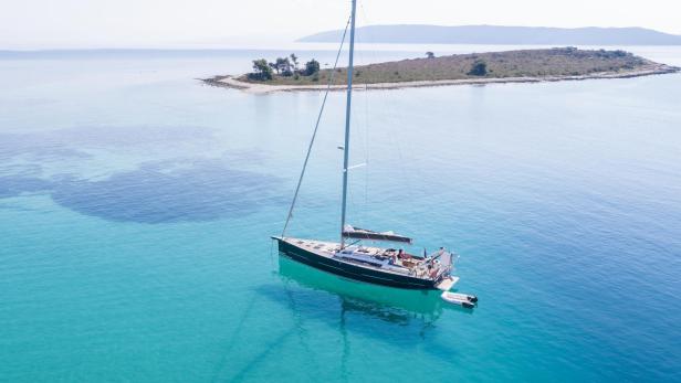 Glasklares Wasser und Meeresduft: Auf der wunderschönen Insel Krk können Sie mit einem Segelboot Ihrem Alltag entfliehen. 