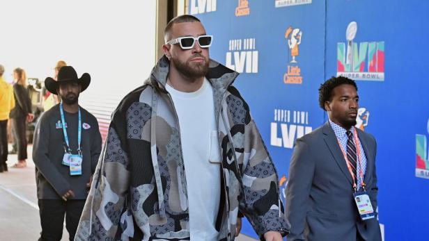 Travis Kelce geht am Super Bowl LVII entlang.