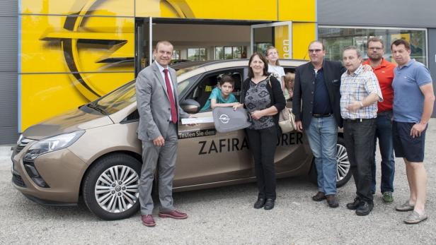 Bei Opel Wesely in St.Pölten wurde Familienauto an die Großmutter und die drei Enkelkinder übergeben