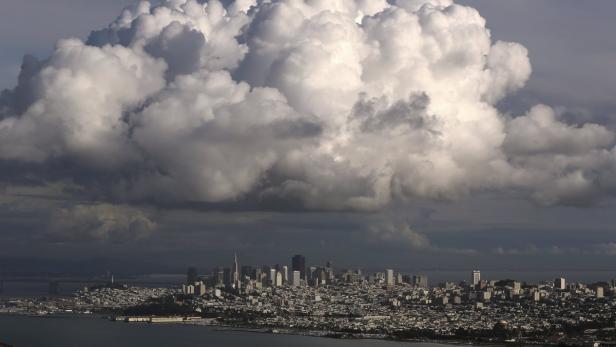 Eine dramatische Wolkenformation über der Skyline von San Francisco.