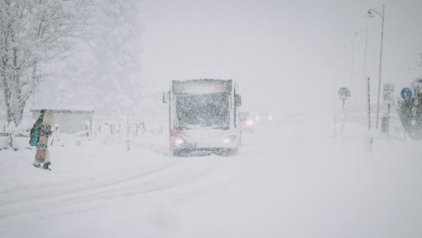 Verkehrsbehinderungen durch starken Schneefall in Salzburg
