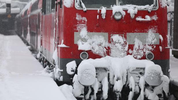 Heavy snowfall causes disruptions in southern Germany