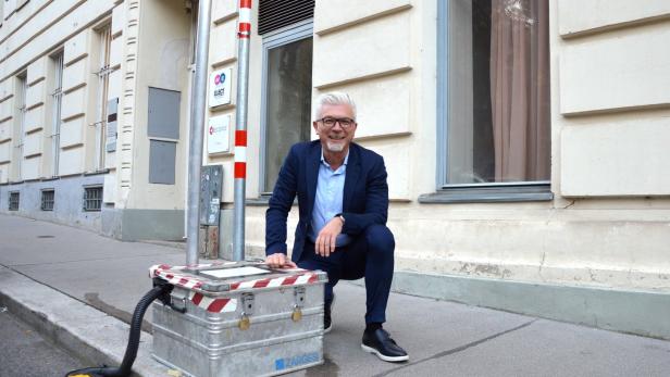 Kammer-Obmann Sertic mit Messgerät auf dem Louquaiplatz 