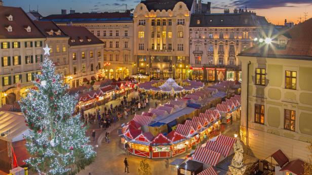 Der Weihnachtsmarkt auf dem zentralen Platz in der Altstadt von Bratislava
