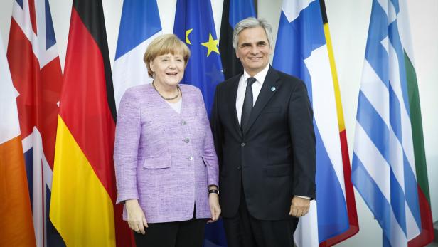 Am 3. Juli 2013 nahm Bundeskanzler Werner Faymann (r.) auf Einladung seiner deutschen Amtskollegin Bundeskanzlerin Angela Merkel (l.) an der Konferenz zur Förderung der Jugendbeschäftigung in Berlin teil.