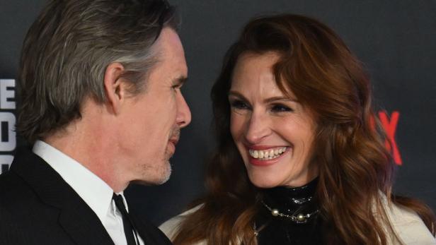 Julia Roberts lächelt Ethan Hawke an.
