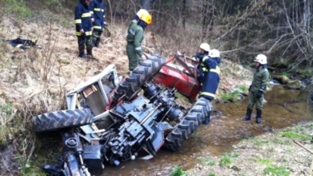 Feuerwehrleute bargen den in zwei Teile zerbrochenen Traktor.