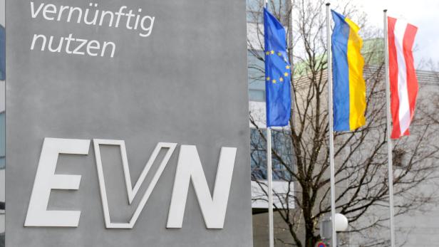 Das EVN-Logo vor Fahnen der EU, der Ukraine und Österreichs.