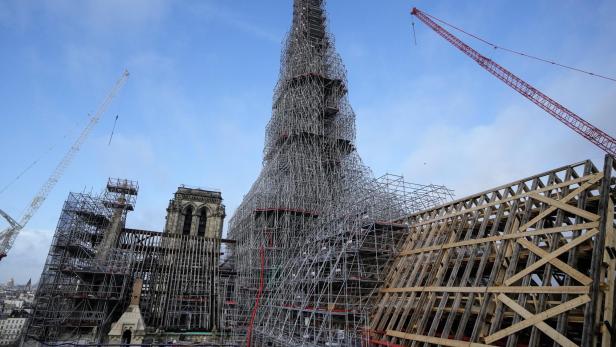 Notre-Dame Kathedrale in Paris mit Baugerüsten