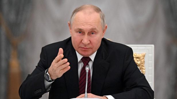 Putin gestikuliert bei einer Rede