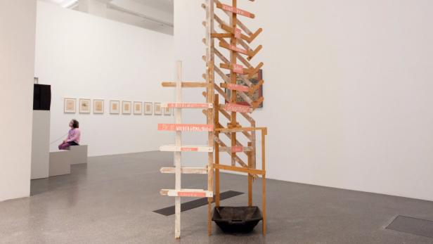 Putzfrau schrubbt Kunstwerk weg