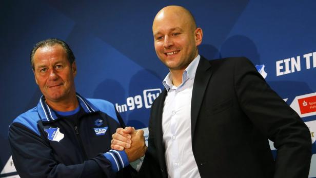 Huub Stevens mit Hoffenheim-Sportchef Alexander Rosen.