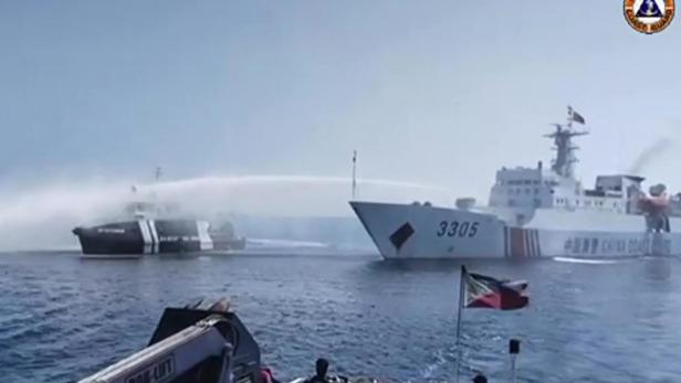 Schiff der chinesischen Küstenwache bespritzt kleineres philippinisches Boot