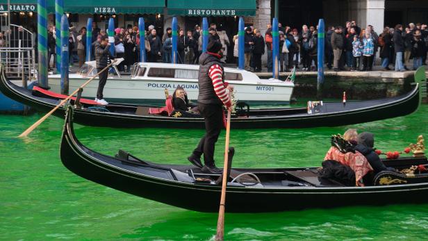 Klimaaktivisten färben Venedigs Canal Grande grün