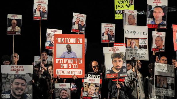 Demonstranten in Tel Aviv zeigen auf Schildern Vermisste und Hamas-Geiseln