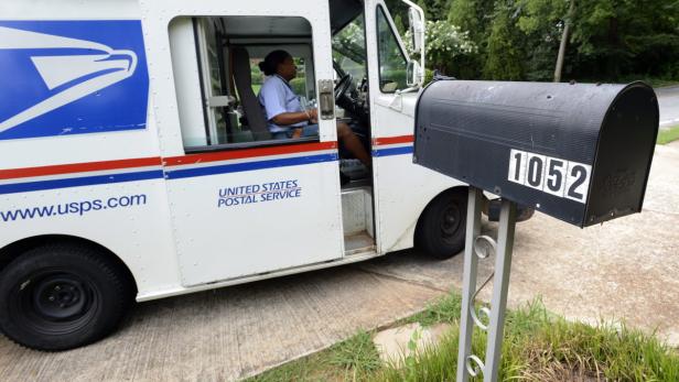 epa03570481 (FILE) File picture dated 31 July 2012 of United States Postal Service letter carrier Letonya Lawson making her deliveries in Avondale Estates, Georgia USA. The financially struggling US Postal Service announced 06 February 2013 it plans to stop delivering mail on Saturdays, but it will continue delivering packages six days a week. The cut, beginning in August, would mean a cost saving of about two billion USD annually. EPA/ERIK S. LESSER *** Local Caption *** 50453327