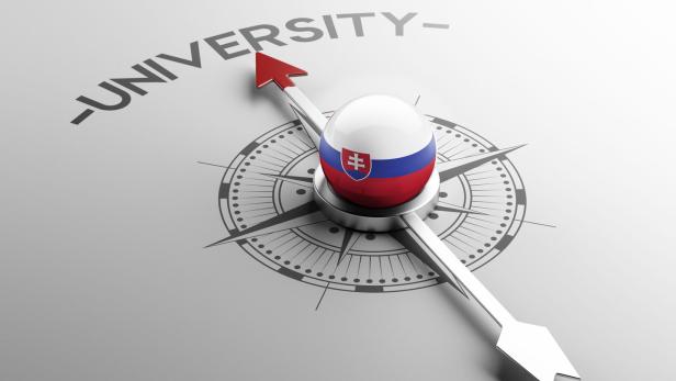 Kompassnadel zeigt auf Universität mit slowakischem Nationalsymbol