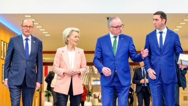 Pernkopf und Bernhuber mit EU-Kommissionschefin Ursula von der Leyen und Othmar Karas, Vizepräsident des EU-Parlaments