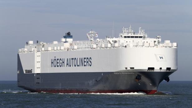 Ein Autotransportschiff der Reederei Höegh Autoliners auf dem Meer.