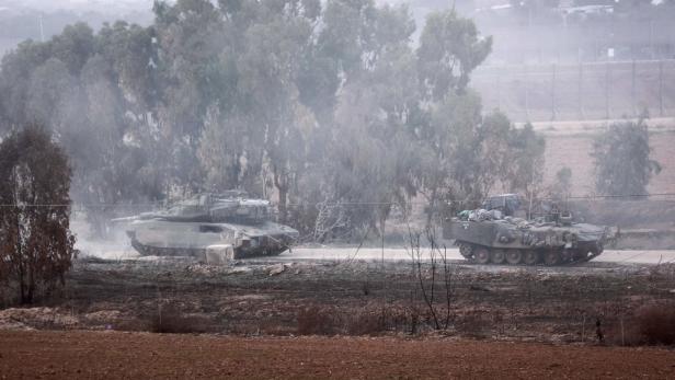 Israelische Panzer nahe der Grenze zum Gazastreifen im Süden Israels