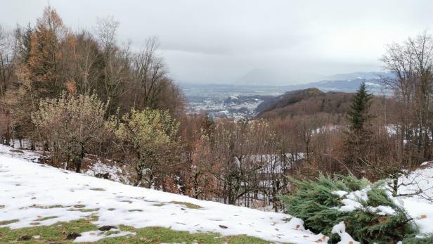 Tauwetter; Vom Gaisberg auf Salzburg geblickt, mit letztem Rest von Schnee