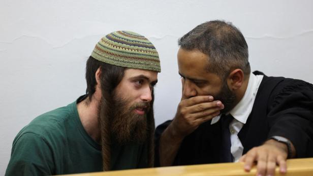 Der Fall um den radikalen israelische Siedler Elisha Y. (l.) ist berüchtigt: Er soll eine 19-jährige Palästinenserin im Westjordanland erschossen haben - und wurde wegen Mordes angeklagt.