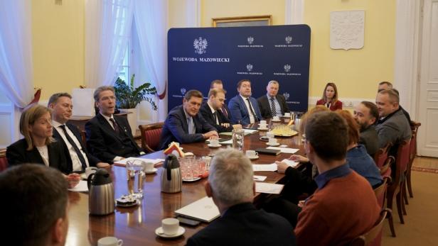 Die Delegation rund um Stadtrat Peter Hanke in Warschau