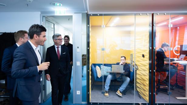 Finanzminister Magnus Brunner besucht das Start-up Fiskaly