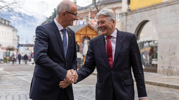 Tirols Landeshauptmann Anton Mattle gemeinsam mit seinen Amtskollegen aus Kärnten, LH Peter Kaiser bei einer ersten gemeinsamen Sitzung der Landesregierungen von Tirol und Kärnten in Lienz