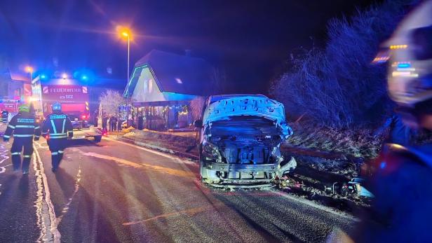 Vier Autos in schweren Verkehrsunfall bei St. Pölten verwickelt