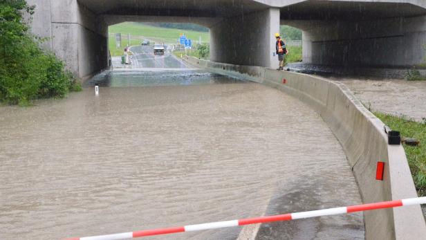 APA13545014 - 04072013 - OBERWANG - ÖSTERREICH: ZU APA 0094 CI - Eine abgesperrte überflutete Unterführung zur Auffahrt auf die Westautobahn (A1) in Oberwang (Bezirk Vöcklabruck) am Mittwoch, 03. Juli 2013, nachdem heftige Gewitter und Starkregen in Oberösterreich für mehrere Überflutungen gesorgt haben. Mehr als 300 Einsätze der Feuerwehren gab es nachdem etliche Straßen überflutet, vermurt oder von umgestürzten Bäumen blockiert waren und mussten für den Verkehr gesperrt werden. APA-FOTO: WOLFGANG SPITZBART