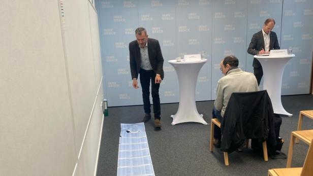 Bürgermeister Georg Willi (Grüne) bei Pressekonferenz zu Haushaltssperre