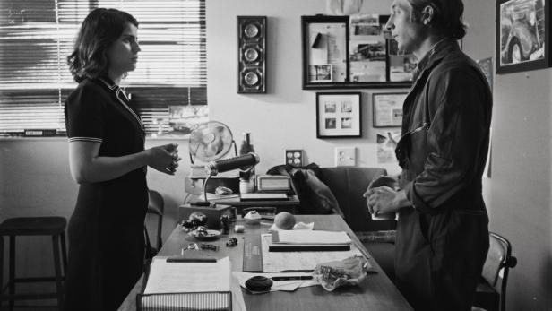 Wie in einem frühen Film von Jim Jarmusch: Anaita Wali Zada und Jeremy Allen White in der melancholisch-komischen Migrationsgeschichte „Fremont“