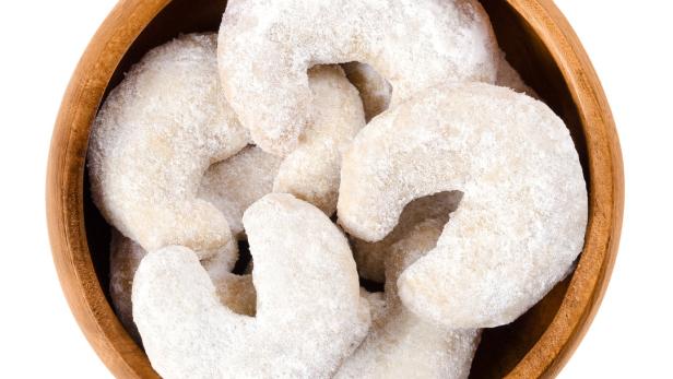 Vanillekipferl, traditionelles Weihnachtsgebäck, in einer Holzschale.