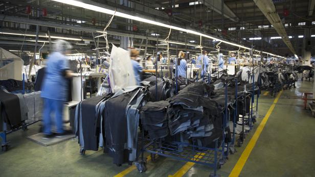 Symbolbild: Menschen arbeiten in einer Textilfabrik