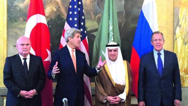 Feridun Sinirloglu, John Kerry, Adel al-Jubeir, und Sergej Lawrow, die Außenminister der Türkei, der USA, Saudiarabiens und Russlands, vergangene Woche in Wien - und bald wieder